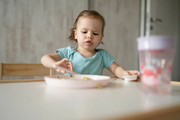 Een Meisje Kleine Kaukasische Kind Peuter Zitten Aan Tafel Thuis — Stockfoto