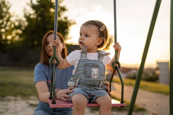 Küçük Kız Annesiyle Parkta Gezerken Güneşli Bir Günde Eğlenirken Çocuğunun — Stok fotoğraf