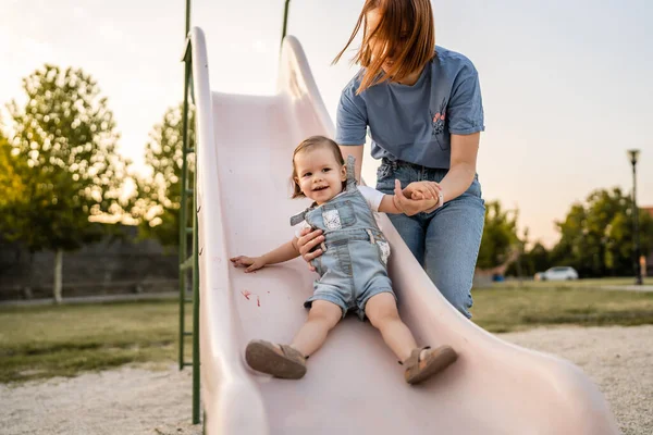 Small Caucasian Girl Little Child Toddler Daughter Her Mother Slide — ストック写真