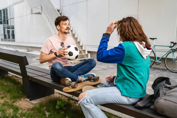 カップル女性と若いですCaucasian男現代幸せな大人男性と女性ボーイフレンドとガールフレンド笑顔でスタジアム開催サッカーボール屋外で日サッカーゲームのコンセプトコピースペース — ストック写真