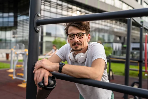 Homme Caucasien Prenant Frein Pendant Entraînement Plein Air Dans Parc — Photo