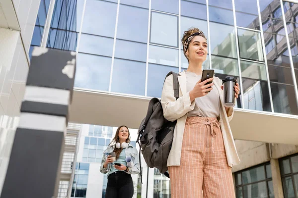Две Женщины Студентки Ходят Перед Зданием Университета Дневном Пространстве — стоковое фото