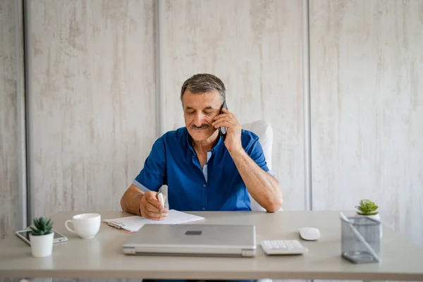 One Man Senior Entrepreneur Active Caucasian Male Making Phone Call — Stock Fotó
