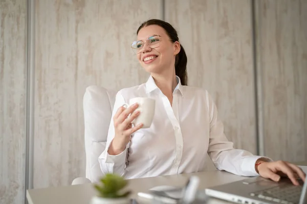 One Woman Female Caucasian Entrepreneur Businesswoman Secretary Sitting Her Office — Stock fotografie