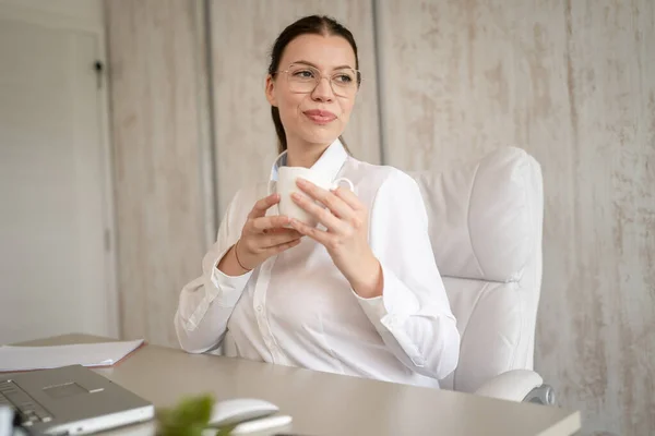 One Woman Female Caucasian Entrepreneur Businesswoman Secretary Sitting Her Office — Foto Stock