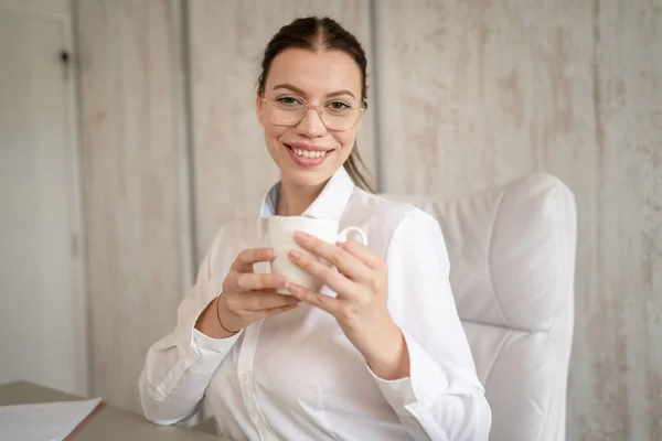 One Woman Female Caucasian Entrepreneur Businesswoman Secretary Sitting Her Office — Foto Stock