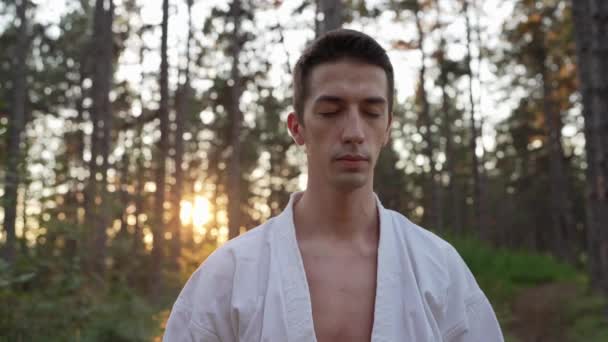 One Man Karateka Meditate Karate Training Practice Woods Mind Peace — Stock videók