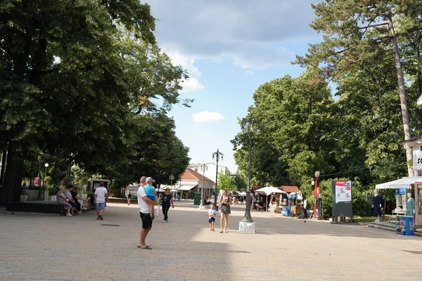 Vrnjacka Banja Serbia 2022 Street Promenade Tourists Souvenirs Sunny Summer — Stockfoto