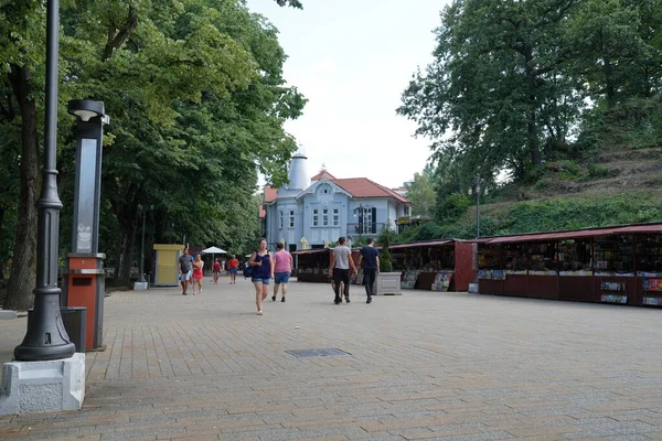 Vrnjacka Banja Serbia 2022 Street Promenade Tourists Sunny Summer Day – stockfoto