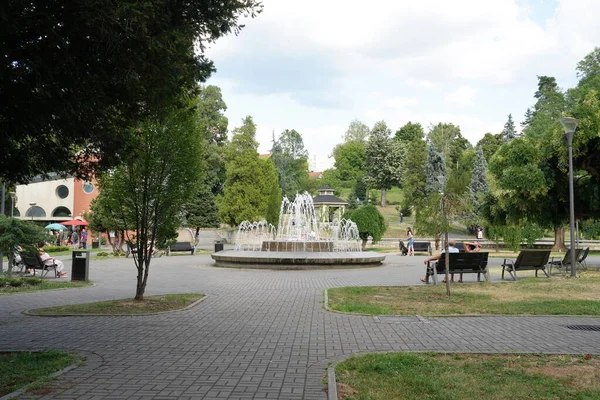 Vrnjacka Banja Serbia 2022 Fountain Park Spraying Water Tourists Summertime — Zdjęcie stockowe