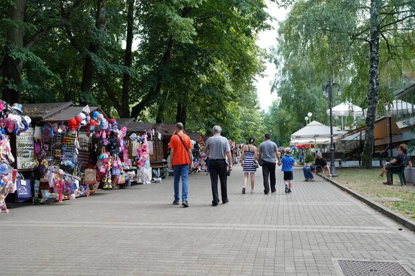 Vrnjacka Banja Serbia 2022 Street Promenade Tourists Sunny Summer Day — Stock fotografie