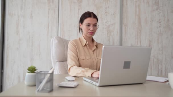 One Woman Female Caucasian Entrepreneur Businesswoman Secretary Sitting Her Office — Stockvideo