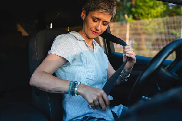 One Woman Caucasian Female Driver Sitting Car Fastening Seat Belt — Stock fotografie