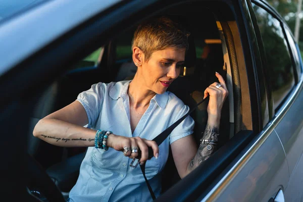 One Woman Caucasian Female Driver Sitting Car Fastening Seat Belt — Foto Stock