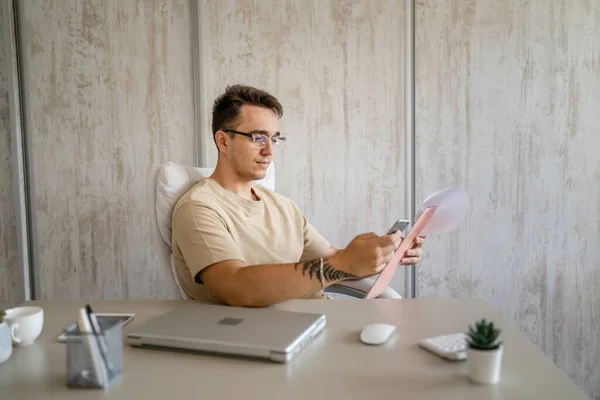 One Man Male Caucasian Entrepreneur Businessman Sitting Office Desk Work — Stock Fotó