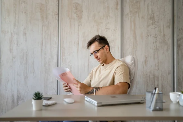 One Man Male Caucasian Entrepreneur Businessman Sitting Office Desk Work — Zdjęcie stockowe