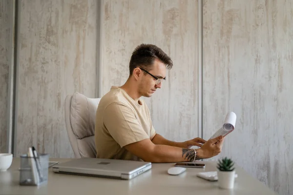 One Man Male Caucasian Entrepreneur Businessman Sitting Office Desk Work — Fotografia de Stock