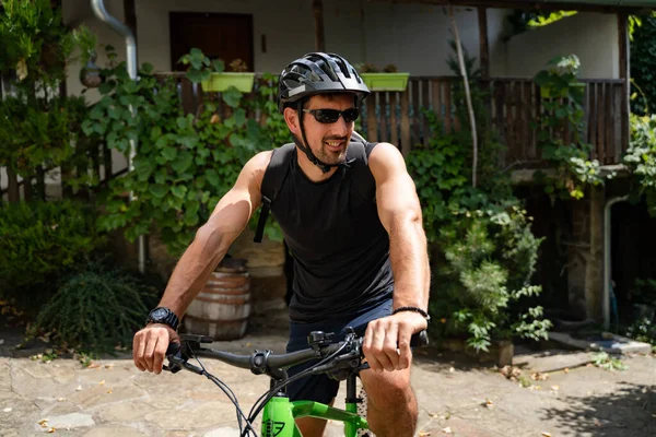 Güneşli Yaz Gününde Elektrikli Bisiklete Binen Beyaz Bir Adam Evin — Stok fotoğraf