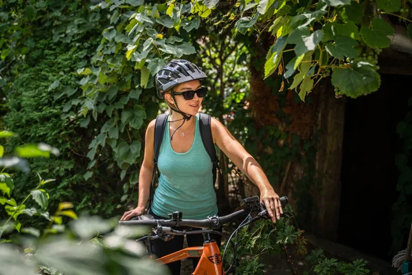 Yetişkin Bir Beyaz Kadın Güneşli Yaz Gününde Elektrikli Bisiklet Sürmeye — Stok fotoğraf