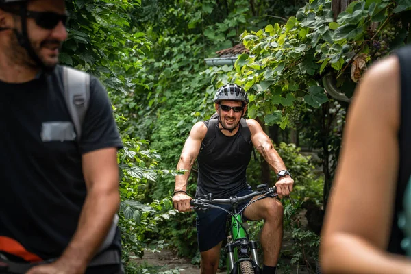 Uomo Caucasico Adulto Guida Una Bicicletta Elettrica Soleggiata Giornata Estiva — Foto Stock