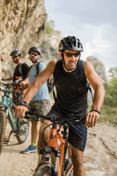 Uomo Caucasico Maschio Ciclista Equitazione Bike Bicicletta Elettrica All Aperto — Foto Stock