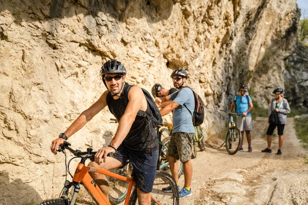 Uomo Caucasico Maschio Ciclista Equitazione Bike Bicicletta Elettrica All Aperto — Foto Stock