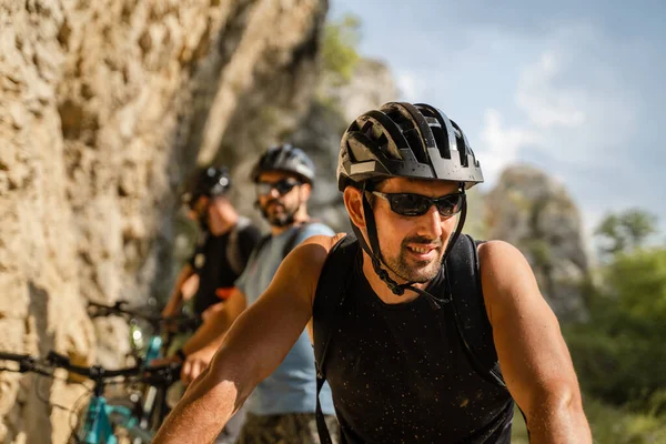 Kafkasyalı Erkek Bisikletçi Arkadaşlarının Önündeki Dağ Yamacında Dağ Yamacında Elektronik — Stok fotoğraf