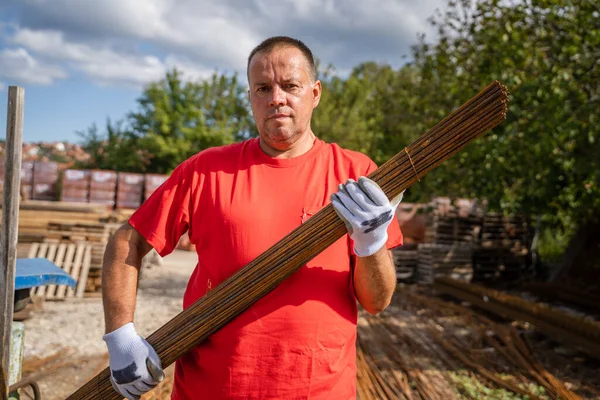 One Man Hold Iron Metal Reinforcement Armature Warehouse Construction Site — Fotografia de Stock