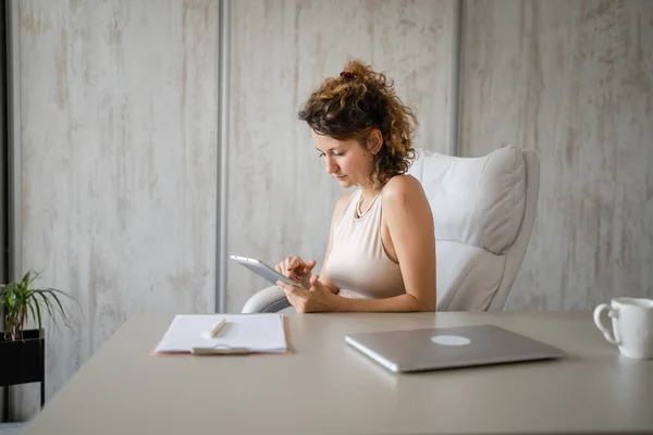 Genç Bir Kadını Beyaz Kadın Ofiste Oturuyor Tablet Bilgisayar Girişimcisi — Stok fotoğraf