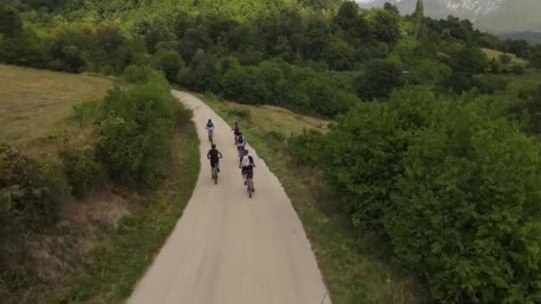 Drone Video Arriba Seguir Grupo Personas Montando Bicicletas Eléctricas Bike — Vídeos de Stock