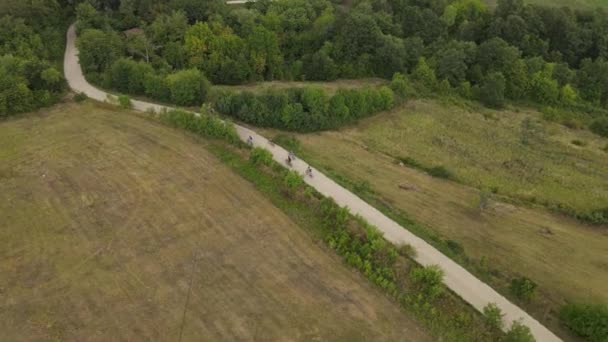 Dron Video Shora Sledovat Skupinu Lidí Elektrických Kolech Bike Jízdních — Stock video