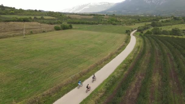 Drone Vidéo Haut Suivre Groupe Personnes Vélo Électrique Vélos Électriques — Video