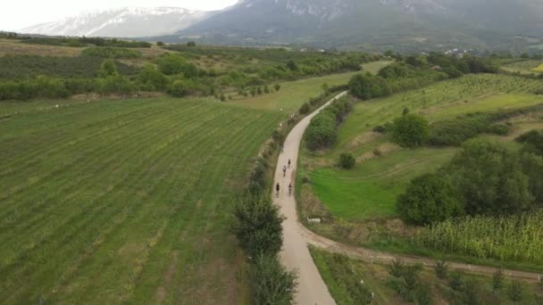 Drone Video Mai Sus Urmați Grupul Oameni Echitatie Biciclete Electrice — Videoclip de stoc