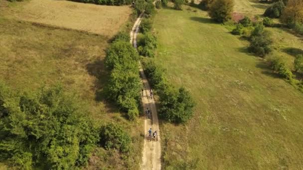 Відео Безпілотника Зверху Слідувати Групі Людей Які Їздять Електричних Велосипедах — стокове відео