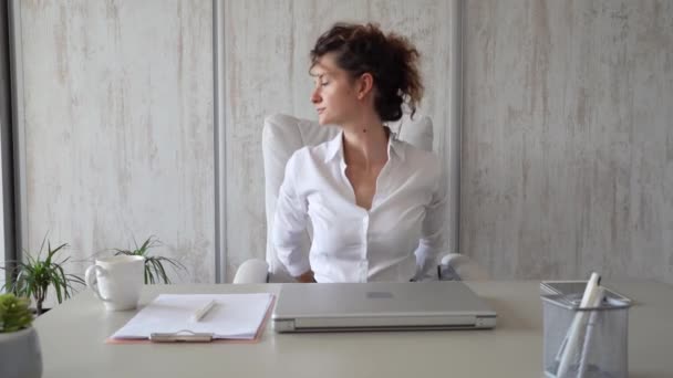 Uma Mulher Freelancer Esticar Enquanto Sentado Trabalho Sentado Cadeira Mesa — Vídeo de Stock