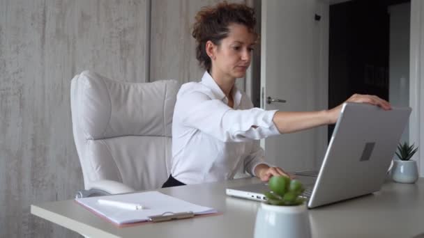 一位年轻的女企业家或女企业家在明亮的白天在办公室的笔记本电脑上工作 抄袭空间真实的人们在网上输入检查邮件 — 图库视频影像