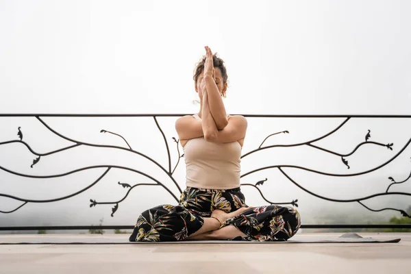 Una Mujer Caucásica Adulta Haciendo Yoga Estirando Ejercicio Relajación Terraza — Foto de Stock