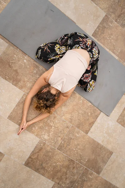 Jedna Žena Běloška Žena Dospělý Dělá Jóga Strečink Relaxační Cvičení — Stock fotografie