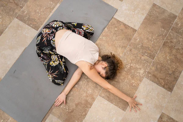 Jedna Žena Běloška Žena Dospělý Dělá Jóga Strečink Relaxační Cvičení — Stock fotografie