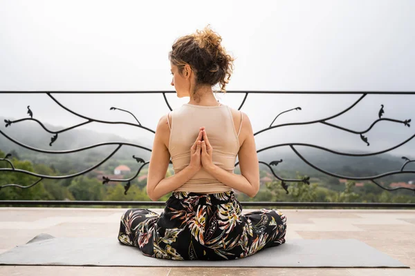 Kafkas Bir Kadın Yetişkin Yoga Yapıyor Balkon Terasında Rahatlama Egzersizi — Stok fotoğraf