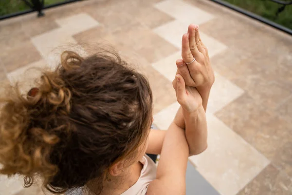 Een Vrouw Kaukasische Vrouwelijke Volwassene Doen Yoga Stretching Ontspanning Oefening — Stockfoto