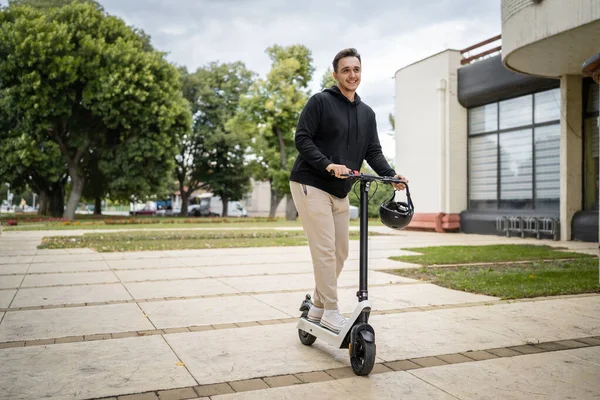 Jeden Muž Mladý Dospělý Kavkazský Muž Stojící Elektrickém Koloběžce Dne — Stock fotografie