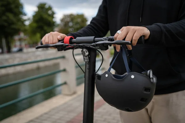 Hombre Caucásico Adulto Pie Montar Caballo Scooter Patada Eléctrica Scooter —  Fotos de Stock