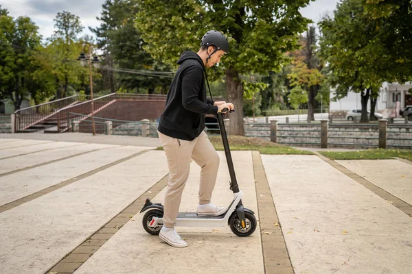 Hombre Joven Adulto Caucásico Macho Pie Scooter Patada Eléctrica Conducción —  Fotos de Stock