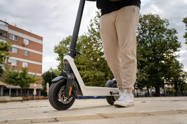 Pies Hombre Desconocido Pie Conducción Eléctrica Patinete Scooter Scooter Pavimento —  Fotos de Stock