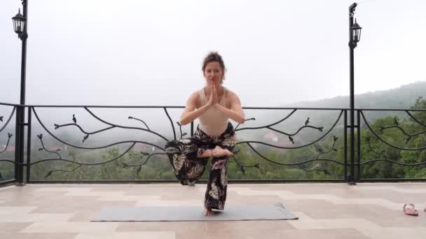 Jedna Žena Kavkazská Žena Dospělý Dělá Jógu Strečink Relaxační Cvičení — Stock video