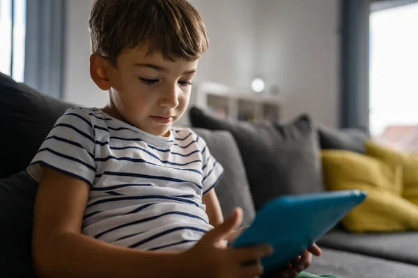 Kaukasiska Barn Förskolebarn Pojke Spelar Spel Digital Tablett Sitter Soffan — Stockfoto