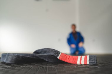 Brezilya jiu jitsu bjj siyah kuşak ikinci derece spor salonu veya akademi dövüş sanatları konsepti fotokopi alanı seçici odak