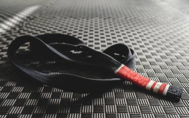 Brezilya jiu jitsu bjj siyah kuşak spor salonu veya akademi dövüş sanatları konsepti fotokopi alanı Tatami paspasları üzerinde ikinci derece