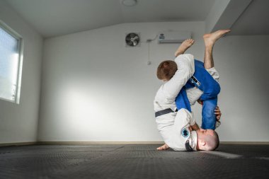 Brezilya jiu jitsu bjj eğitimi ya da iki sporcuyu serbest bırakmak tatami minderlerinde dövüş sanatları tekniği. Kimono gi siyah kuşak eğitmeni.